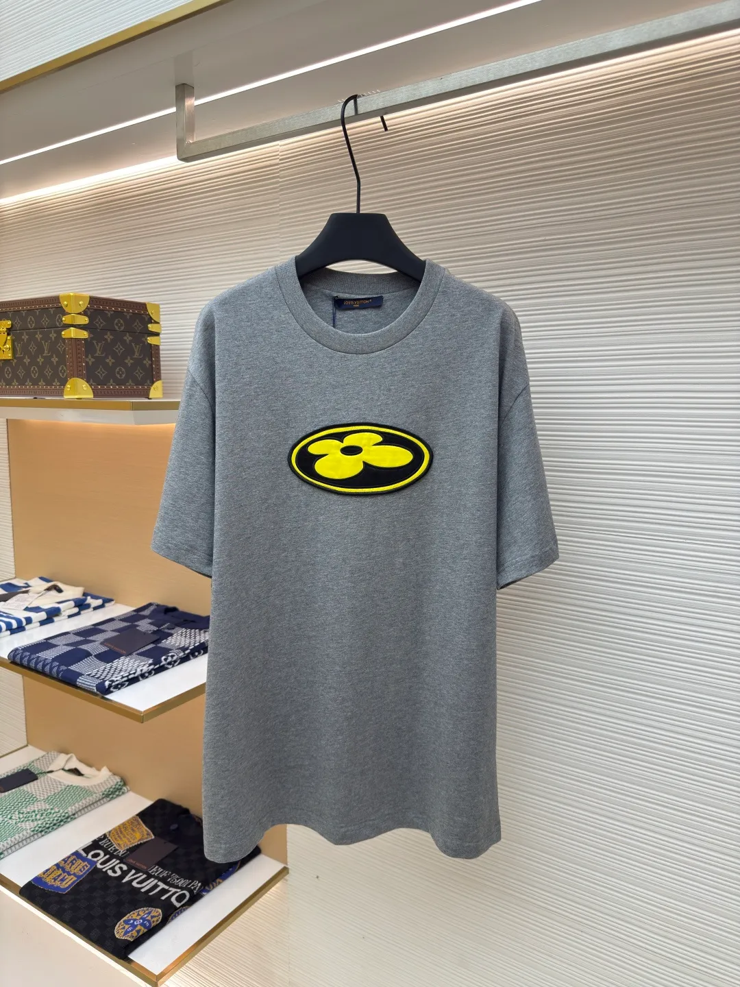 LOUIS VUITTON Nigo co-branded graphic embroidered T-shirt short sleeves ●Authentic product: purchased and developed for 8999 ●Item number: 1680118-A05 ●Fabric: jersey fabric ●Technology: embroidery production ●Version: fitted version ●Weight: about 300 grams ●Size: S-M-L-XL ●Description: This T-shirt is made of soft cotton and brightens up daily looks with fashion elements from the 2025 autumn and winter show. The IV Flower silk satin patch on the front is in bold strokes, echoing the Vuitton embroidered logo on the back. Unisex short-sleeved T-shirt. Regular fit in cotton jersey with satin logo patch at front, embroidered logo at back, and ribbed collar. The overall wiring is straight and delicate, the fabric is comfortable and soft, and the color is consistent without color difference. It can be matched with the same style to create a fashionable look and control various occasions. Customized accessories, complete with three standards, same style for men and women!